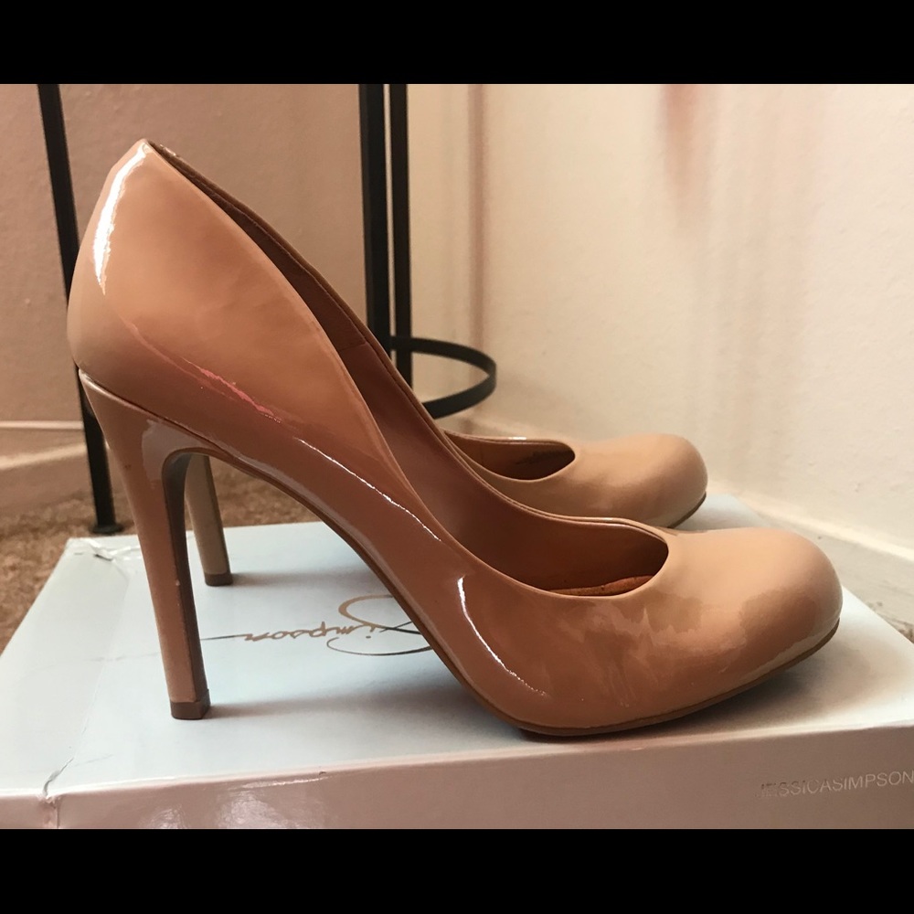 Jessica Simpson pumps